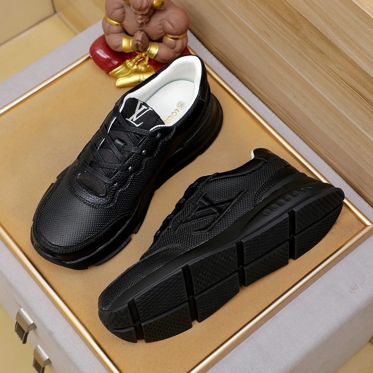 Ex-factory price: 440¥🌹🌹[LV Louis Vuitton] new low-top casual men's shoes. A must-have for fashionable men, new products are released in Hong Kong counters [strong], big-name style, European and American masters strongly create unique styles, comfortable on the feet, super soft outsole, super wear-resistant. Gives people a strong visual impact. Material: imported first-layer cowhide leather upper ➕rubber non-slip outsole, rubber graphics matching, 38 to 44
